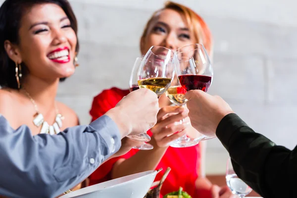 Asiatische Freunde speisen in schickem Restaurant — Stockfoto