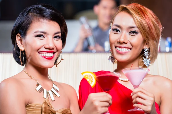 喝鸡尾酒的亚洲女性在酒吧 — 图库照片