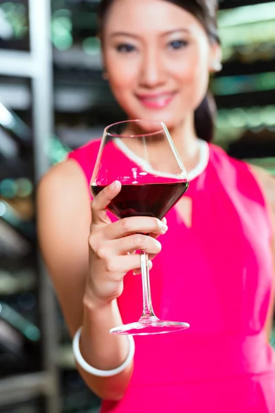 Ázsiai nő gazdaság pohár bor — Stock Fotó