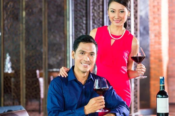 Asian para z czerwonym winem — Zdjęcie stockowe