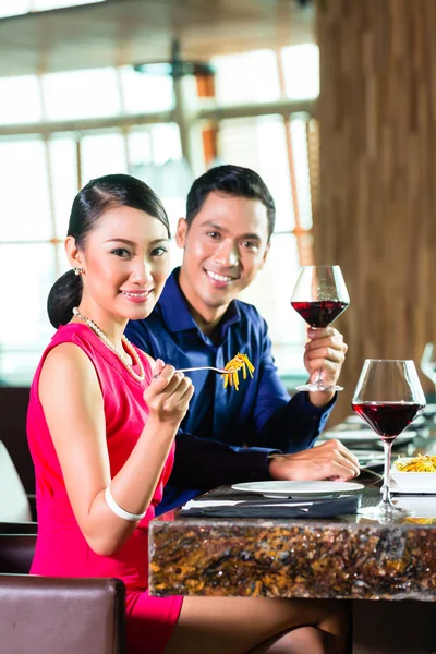 Retrato de casal asiático comendo em restaurante — Fotografia de Stock