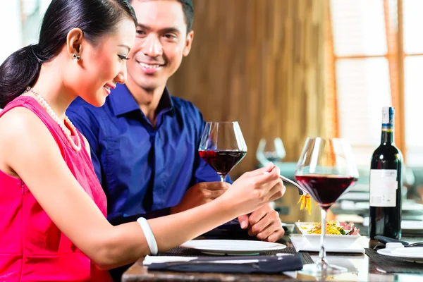 Retrato de casal asiático comendo em restaurante — Fotografia de Stock