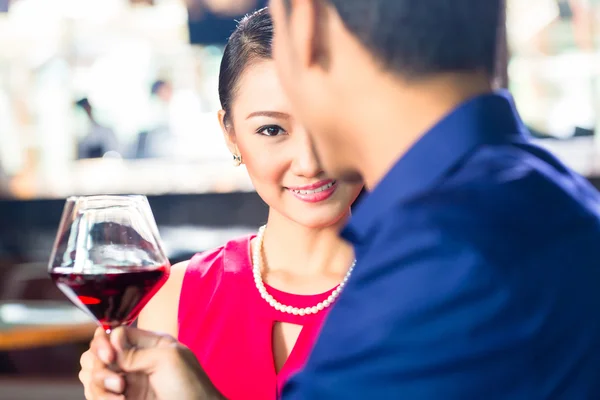 Casal asiático com vinho no restaurante — Fotografia de Stock