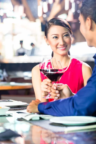 Asiático casal fino jantar no restaurante — Fotografia de Stock