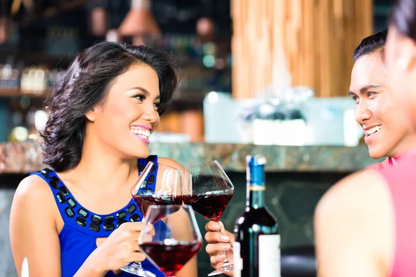 Amigos asiáticos brindando con vino en restaurante — Foto de Stock