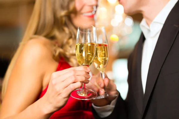 Man and woman tasting Champagne in restaurant — Stock Photo, Image