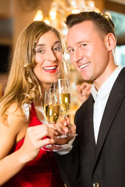 Mann und Frau probieren Champagner im Restaurant — Stockfoto