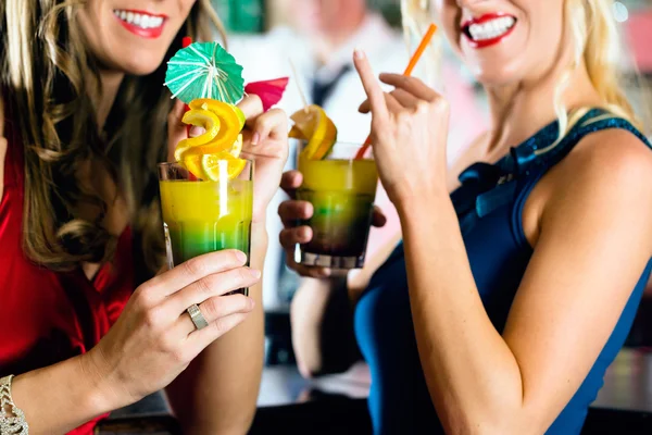 Young women with cocktails in club or Bar — Zdjęcie stockowe