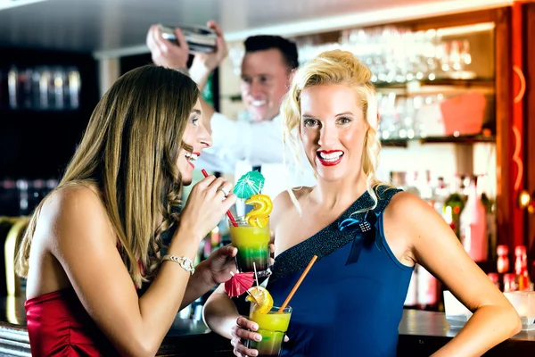 Young women with cocktails in club or Bar — Stock Photo, Image