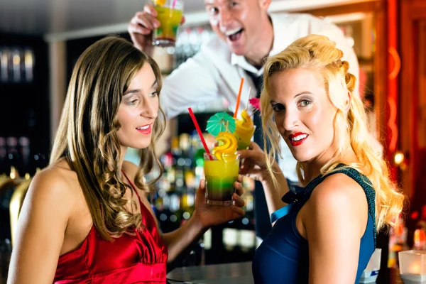 Young women with cocktails in club or Bar — Stock Photo, Image