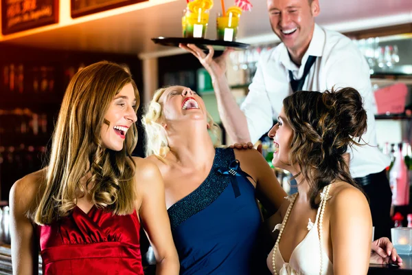 Junge Frauen mit Cocktails in Club oder Bar — Stockfoto