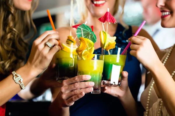 Young women with cocktails in club or Bar — Stock Photo, Image