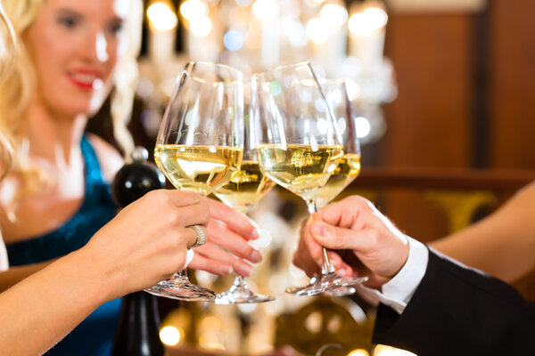 Мужчина и женщина пробуют шампанское в ресторане

