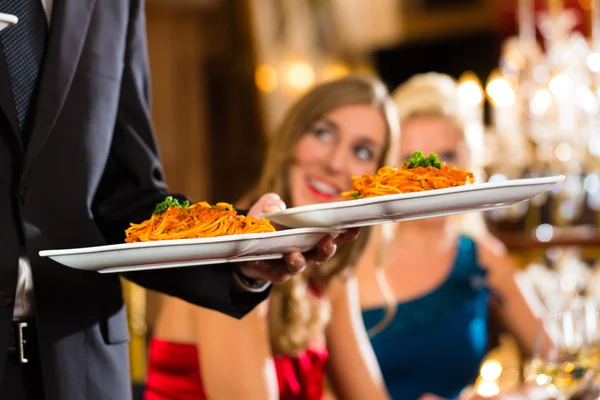 Waiter served dinner in a fine restaurant — Stock fotografie