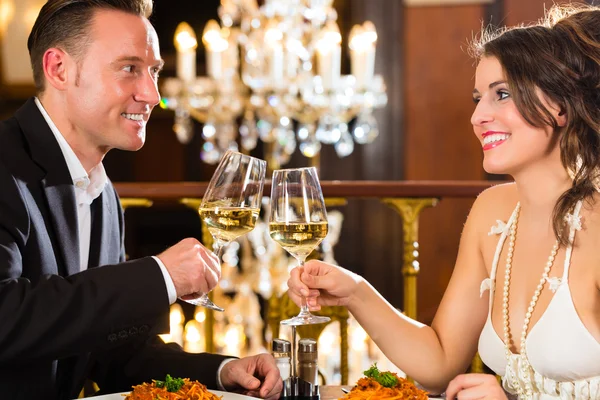 Couple heureux ont un rendez-vous romantique au restaurant — Photo