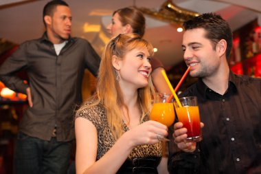 Genç çift içki kokteylleri çubuk veya Restoran