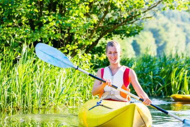 kayak veya Kano orman Nehri üzerinde olan kadın