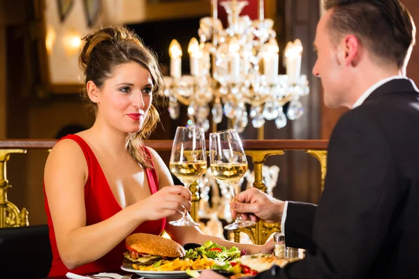 У счастливой пары романтическое свидание в ресторане — стоковое фото