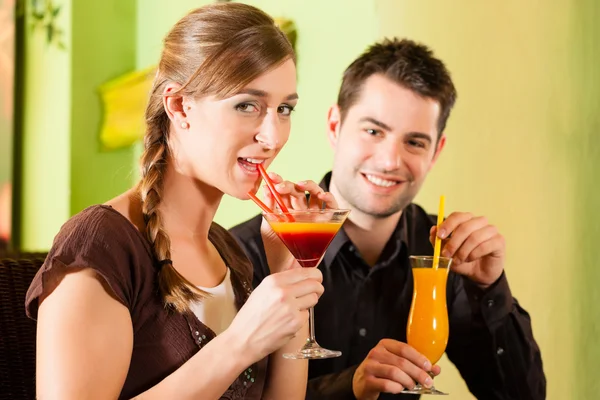 喝鸡尾酒的夫妇在酒吧或餐厅 — 图库照片