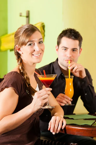 Casal bebendo coquetéis no bar ou restaurante — Fotografia de Stock