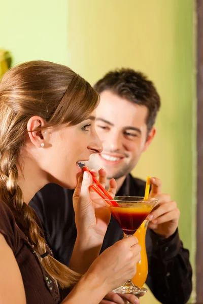 Par dricka cocktails i bar eller restaurang — Stockfoto