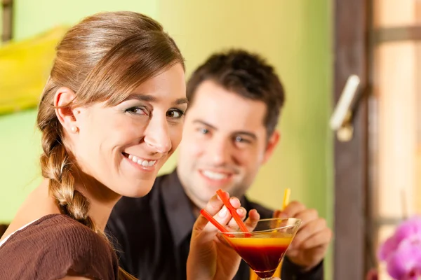 Ζευγάρι πίνοντας κοκτέιλ στο μπαρ ή στο εστιατόριο — Φωτογραφία Αρχείου