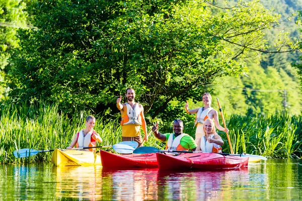 Amigos conduciendo con kayak en el río bosque —  Fotos de Stock