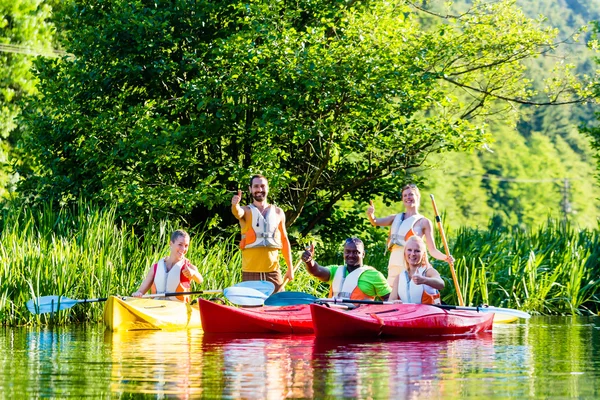 Freunde fahren mit Kajak auf Waldfluss — Stockfoto