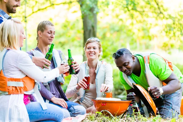 Amigos churrasco na floresta beber cerveja — Fotografia de Stock
