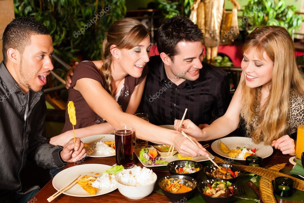 Jovens comendo no restaurante tailandês — Stock Photo