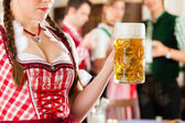 Menschen in traditioneller bayerischer Tracht in Restaurant oder Kneipe