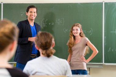 Sınıf matematik derslerinde öğretmen test öğrenci