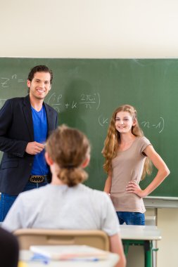 Sınıf matematik derslerinde öğretmen test öğrenci