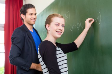 Matematik dersleri sırasında öğretmen Okulu test öğrenci