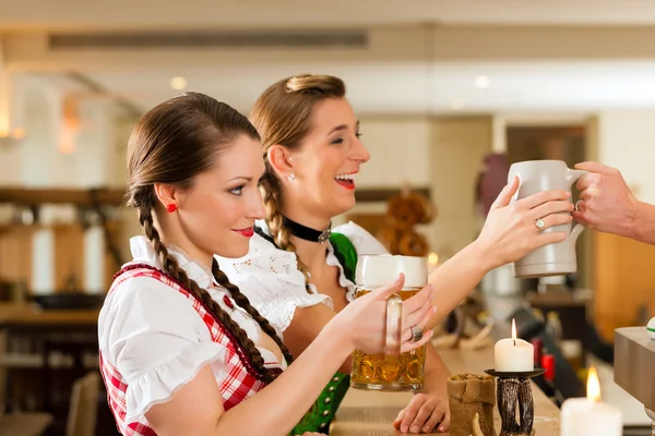 Mujeres en Tracht tradicional bávaro en restaurante o pub —  Fotos de Stock