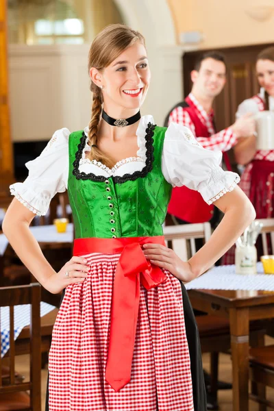 Persone nel tradizionale Tracht bavarese in ristorante o pub — Foto Stock