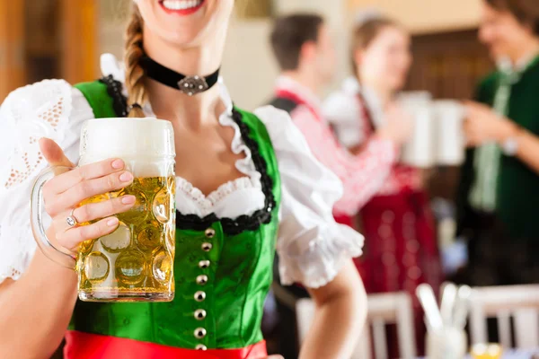 Gente en tradicional Bavarian Tracht en restaurante o pub — Foto de Stock
