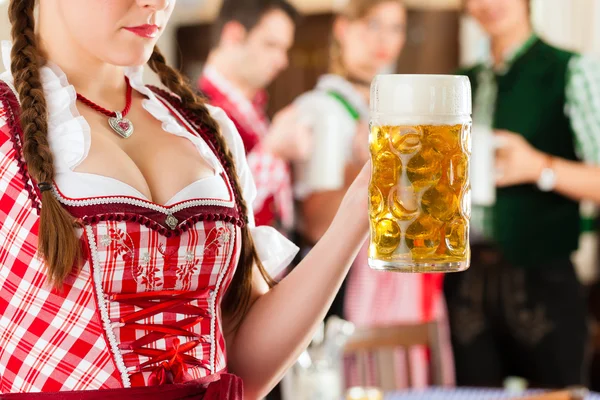 Люди в традиционной баварской трахте в ресторане или пабе — стоковое фото