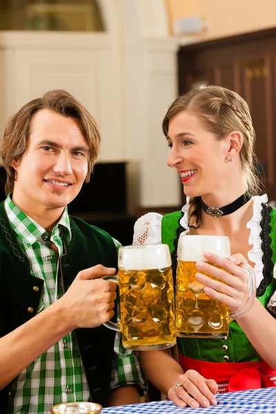 Casal em Tracht tradicional da Baviera em restaurante ou pub — Fotografia de Stock