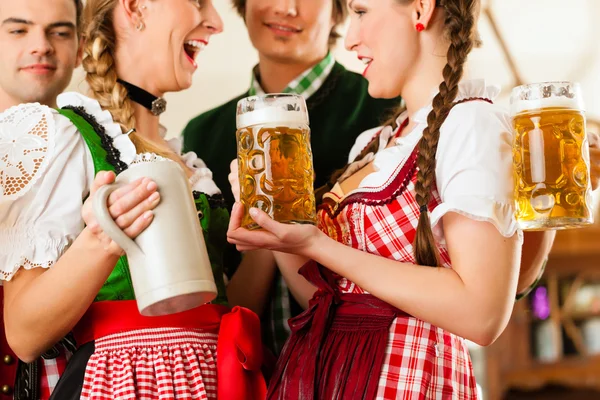 Pessoas em Tracht tradicional da Baviera em restaurante ou pub — Fotografia de Stock