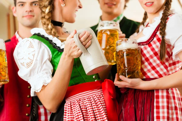 Pessoas em Tracht tradicional da Baviera em restaurante ou pub — Fotografia de Stock