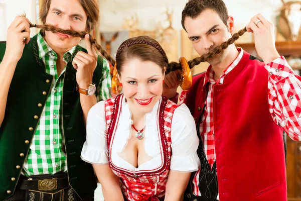 Pessoas em Tracht tradicional da Baviera em restaurante ou pub — Fotografia de Stock