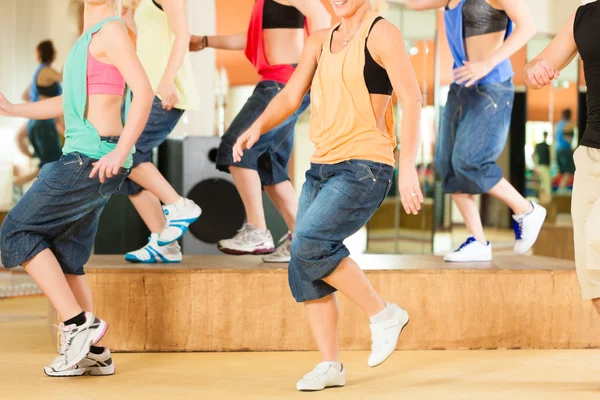 Jonge mensen dansen in een studio — Stockfoto