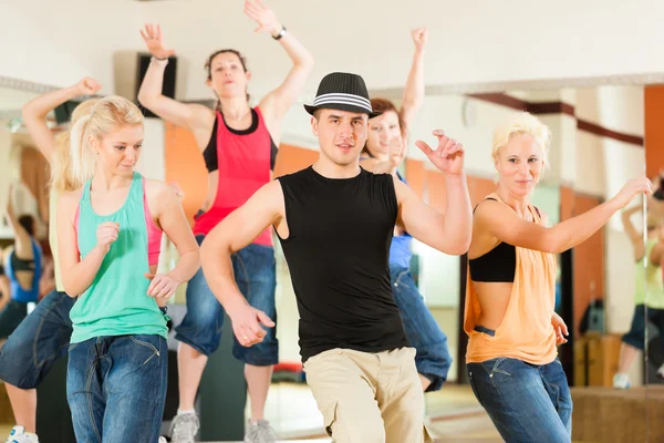 Mladí lidé tančí ve studiu — Stock fotografie