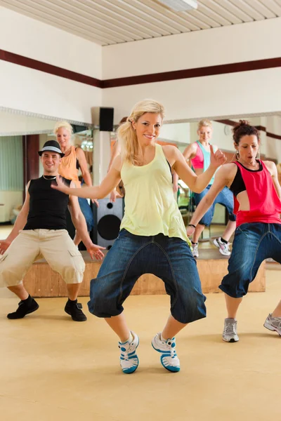 Jonge mensen dansen in een studio — Stockfoto