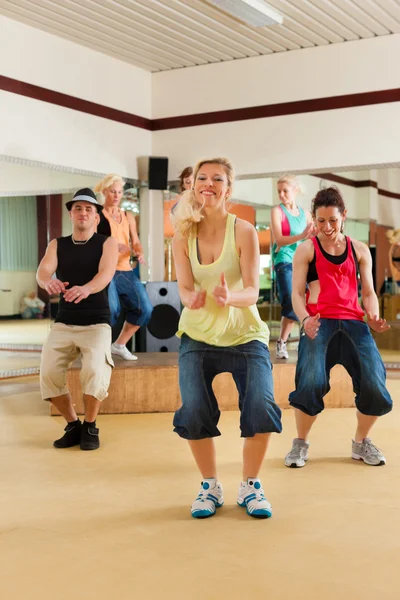 Jóvenes bailando en un estudio —  Fotos de Stock