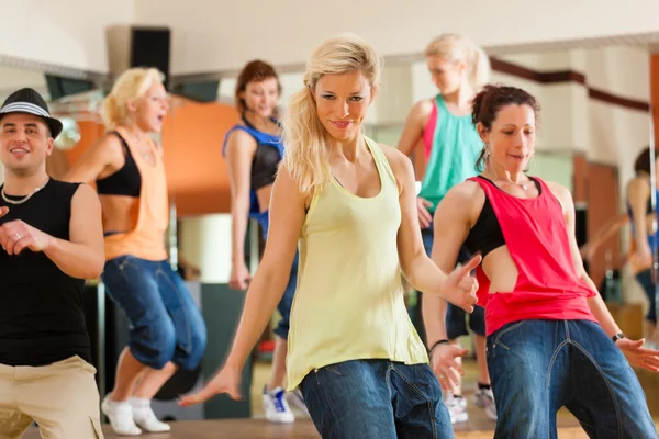 Jóvenes bailando en un estudio —  Fotos de Stock