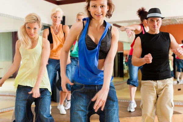 Young people dancing in a studio — Stock Photo, Image