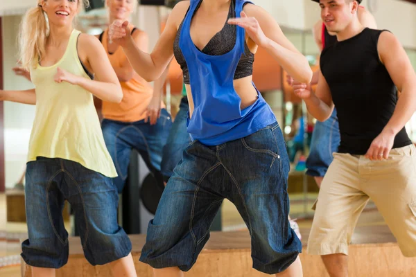Jovens dançando em um estúdio — Fotografia de Stock