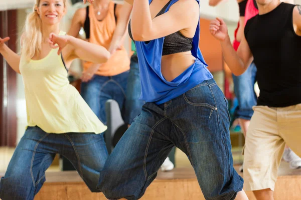 Jóvenes bailando en un estudio —  Fotos de Stock